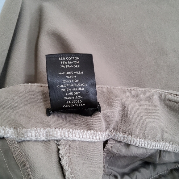 Ann Taylor Signature Khaki, Size 6, Waist 32" Inseam 30" Hips 40" comfy - Picture 5 of 7